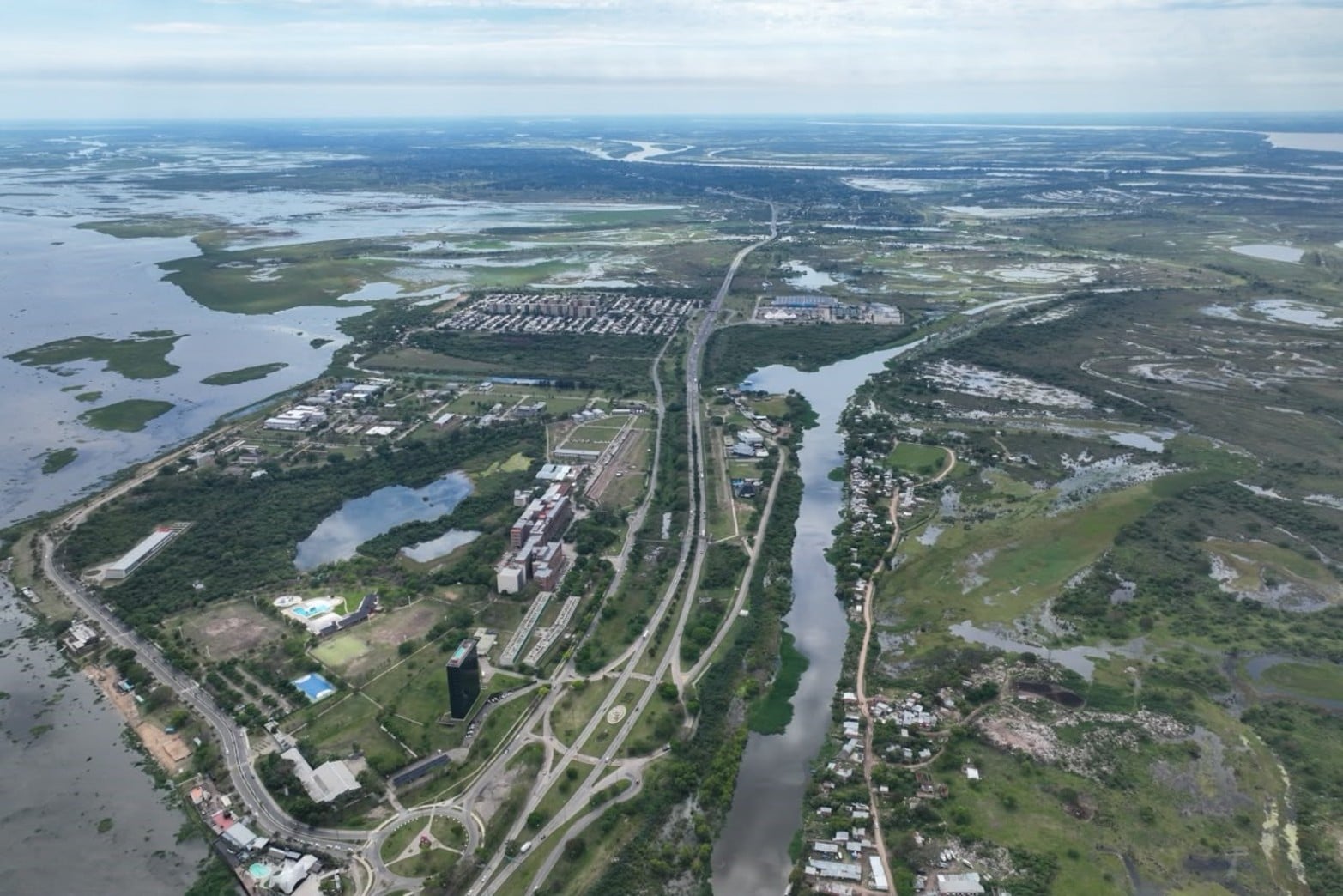 La crecida del río Paraná eleva el nivel de la laguna Setúbal en la zona del Puente Colgante de Santa Fe.