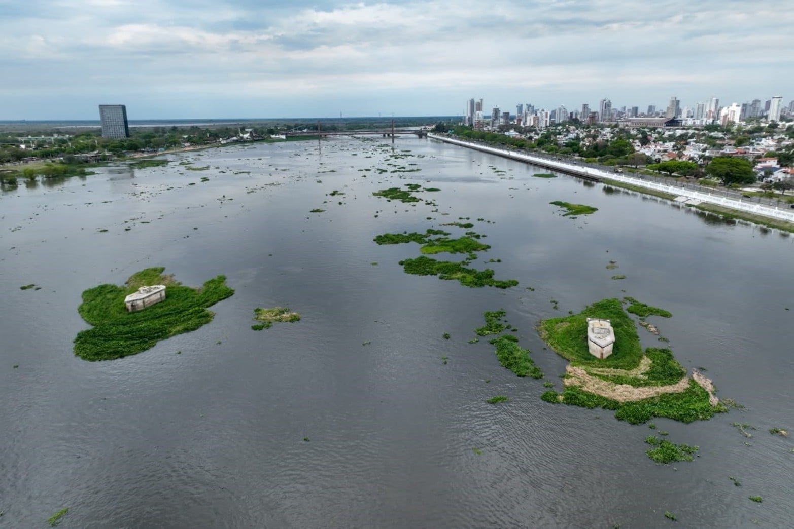 La crecida del río Paraná eleva el nivel de la laguna Setúbal en la zona del Puente Colgante de Santa Fe.