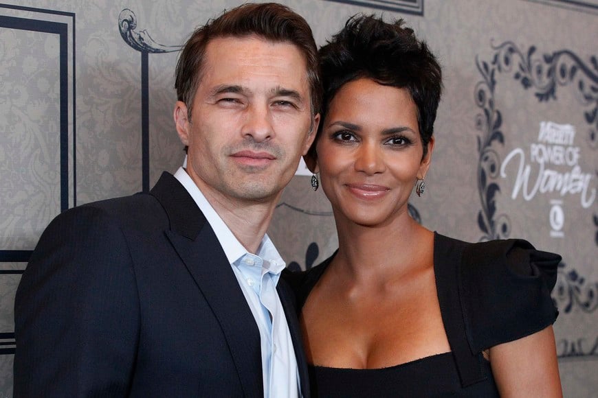 Actress Halle Berry and her partner Olivier Martinez pose at Variety's 4th Annual Power of Women event in Beverly Hills, California in this October 5, 2012 file photo.  Berry and French actor Martinez were married over the weekend in France, her representative said on July 14, 2013.   REUTERS/Mario Anzuoni/Files (UNITED STATES - Tags: ENTERTAINMENT)  Olivier Martinez Halle Berry actriz embarazada embarazo pareja actriz actor anuncio embarazo