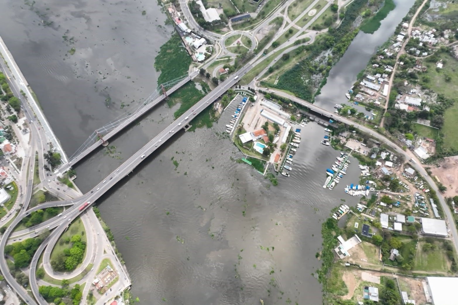 La crecida del río Paraná eleva el nivel de la laguna Setúbal en la zona del Puente Colgante de Santa Fe.