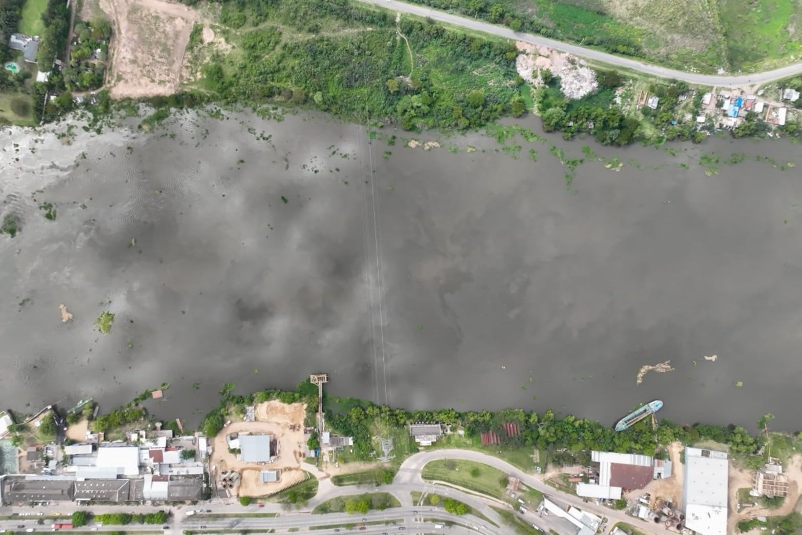 La crecida del río Paraná eleva el nivel de la laguna Setúbal en la zona del Puente Colgante de Santa Fe.
