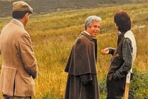 Andrew Mountbatten-Windsor, Jeffrey Epstein y Ghislaine Maxwell, cerca de Balmoral, en Escocia.