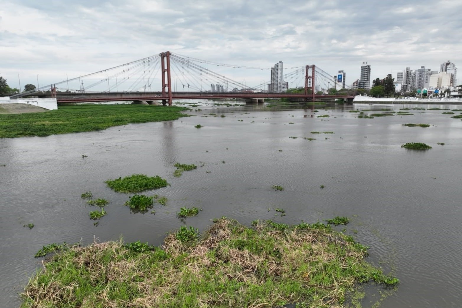 La crecida del río Paraná eleva el nivel de la laguna Setúbal en la zona del Puente Colgante de Santa Fe.