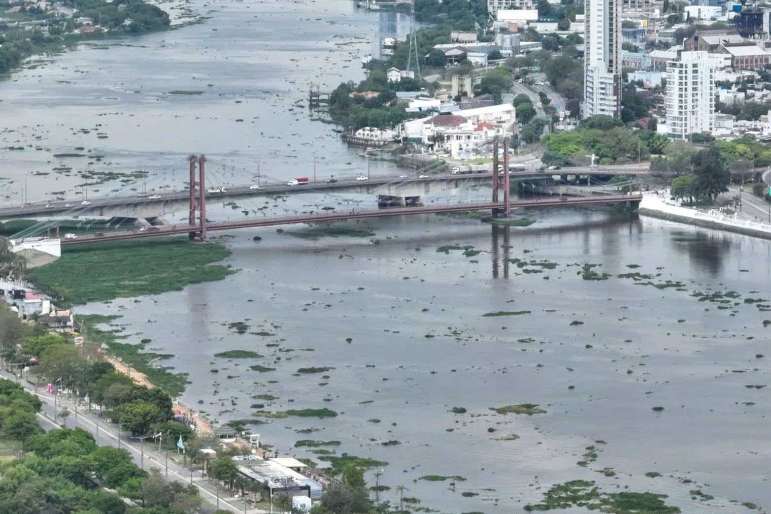 La crecida del río Paraná eleva el nivel de la laguna Setúbal en la zona del Puente Colgante de Santa Fe.