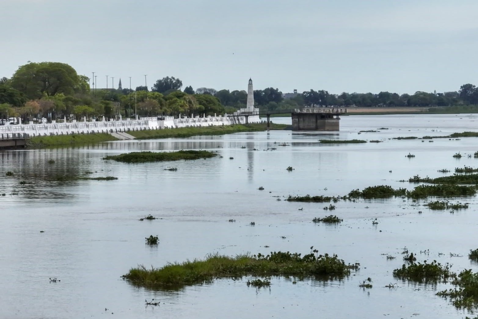 La crecida del río Paraná eleva el nivel de la laguna Setúbal en la zona del Puente Colgante de Santa Fe.