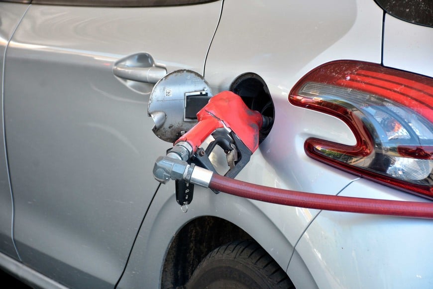 Llenar el tanque, uno de los gastos fijos de aquellos usan vehículos. Foto: Guillermo Di Salvatore.