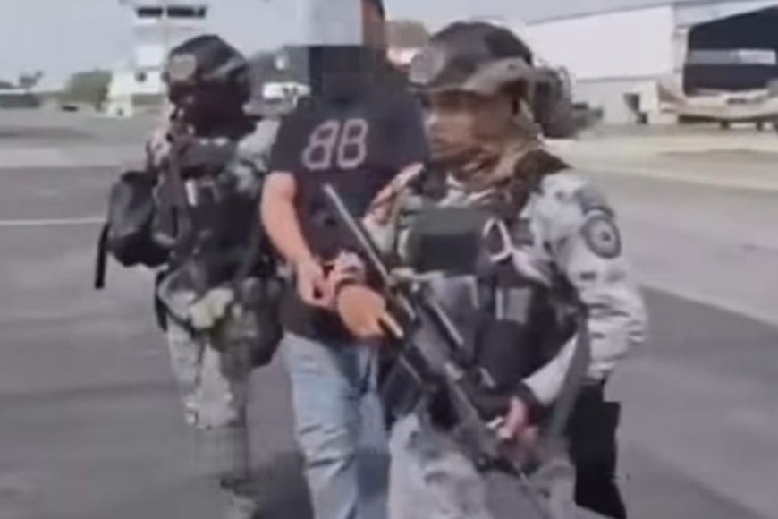 Axel Cárdenas detenido por militares en Matamoros, estado de Tamaulipas.