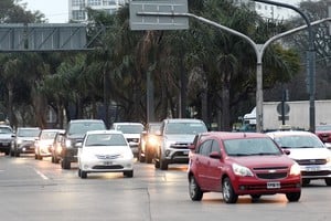 Sigue la prórroga. Conductores no verán un incremento en los precios de la nafta. Foto: Flavio Raina.