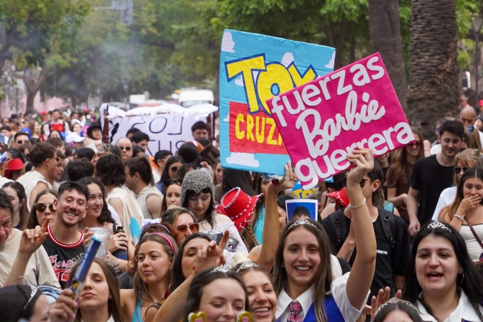 Con disfraces y música, estudiantes de Medicina de la UNL celebraron una nueva edición de la tradicional Cruzada.