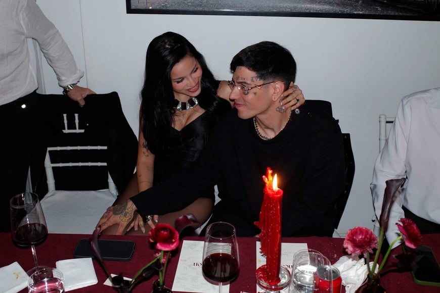 Con su pareja.