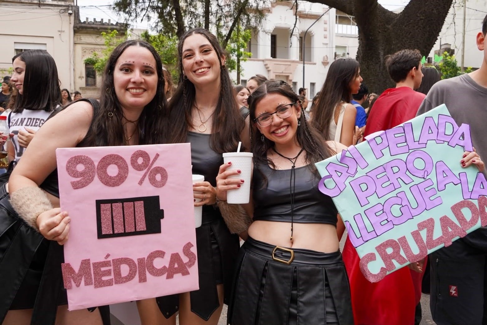 Con disfraces y música, estudiantes de Medicina de la UNL celebraron una nueva edición de la tradicional Cruzada.