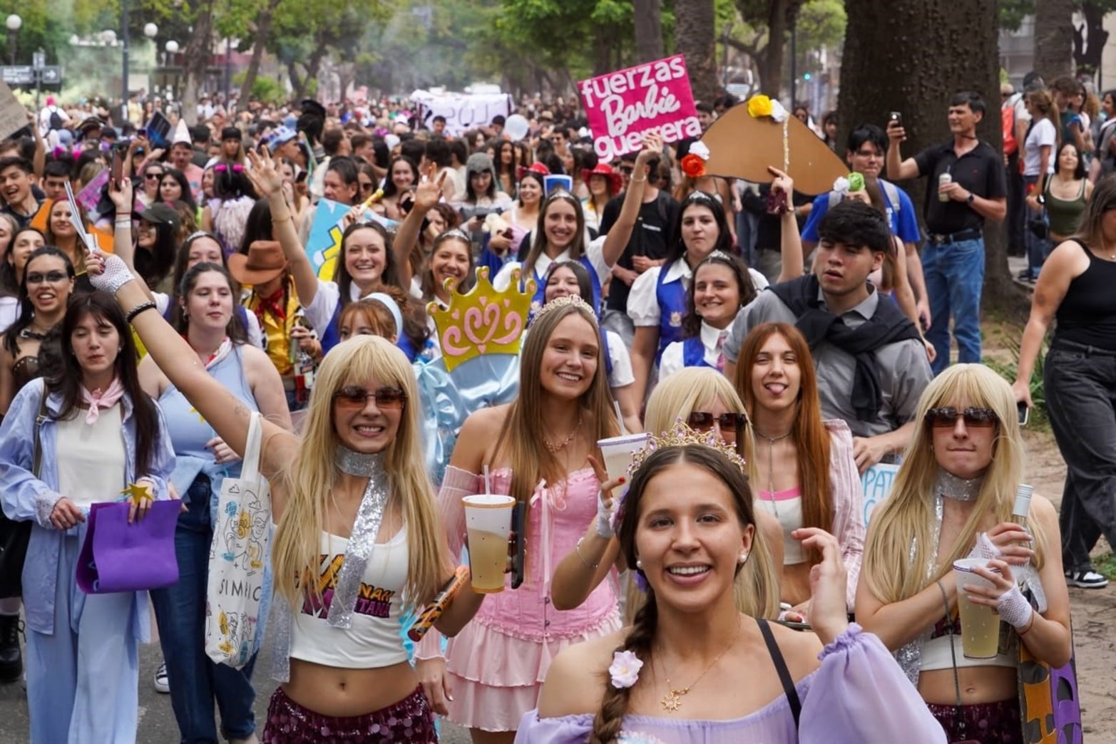 Con disfraces y música, estudiantes de Medicina de la UNL celebraron una nueva edición de la tradicional Cruzada.