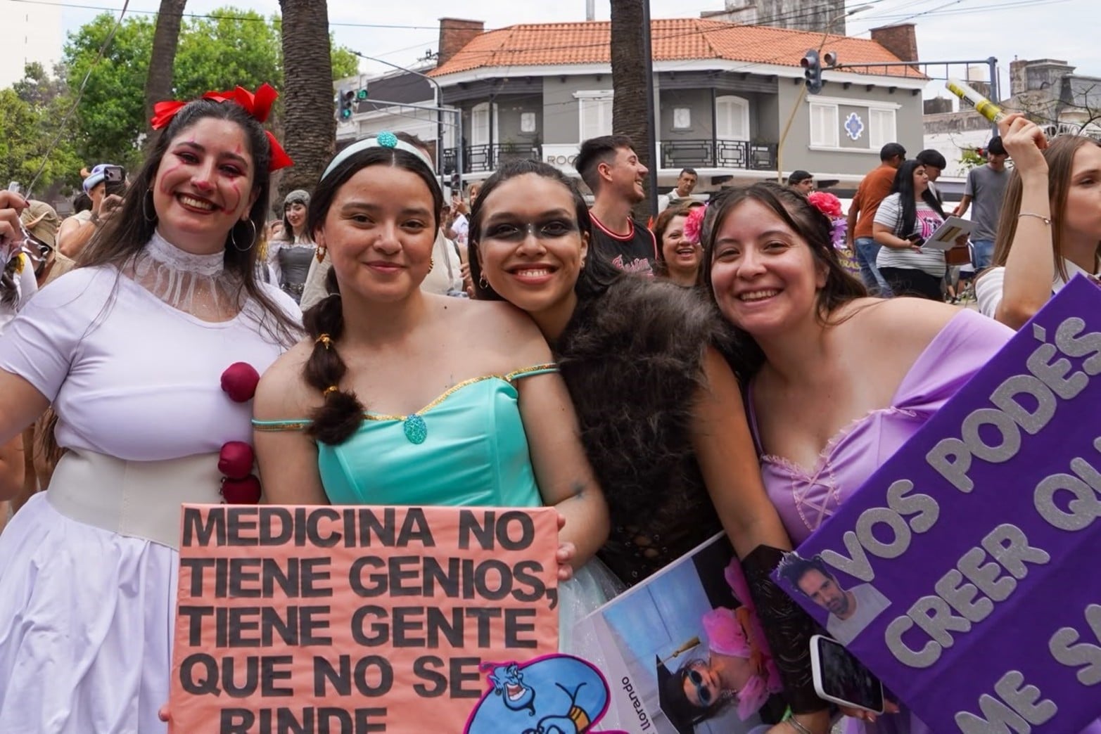 Con disfraces y música, estudiantes de Medicina de la UNL celebraron una nueva edición de la tradicional Cruzada.