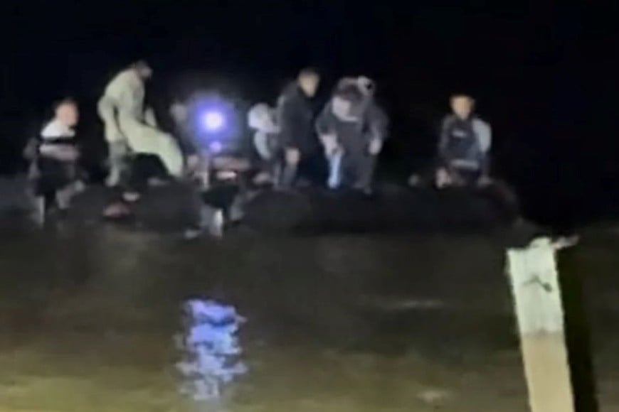La Armada uruguaya desplegó embarcaciones y equipos de rescate para localizar a los efectivos desaparecidos.