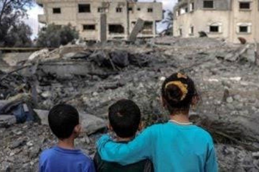 A diferencia de aquel combatiente adulto que regresaba empobrecido de su experiencia bélica, el niño en Gaza es despojado de su voz antes de haber podido siquiera estructurar su relación fundacional con el entorno.