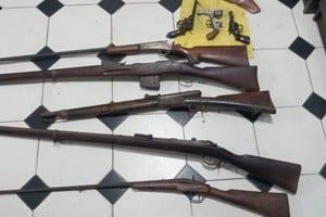 Las armas de fuego incautadas durante el procedimiento. Foto: El Litoral