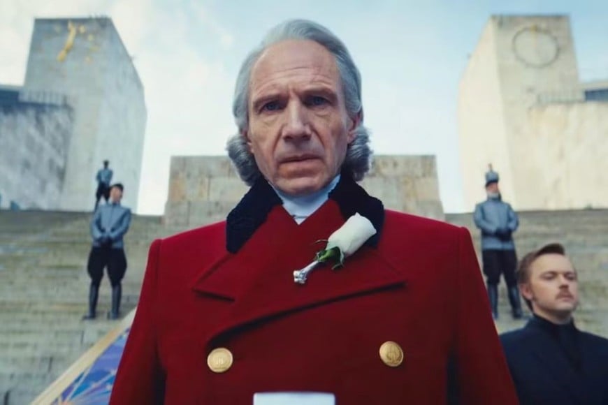 “Los Juegos del Hambre: Amanecer en la Cosecha” (“The Hunger Games: Sunrise on the Reaping”): - Ralph Fiennes como el presidente Coriolanus Snow (luego de Donald Sutherland como su versión anciana y Tom Blyth como la juvenil)
