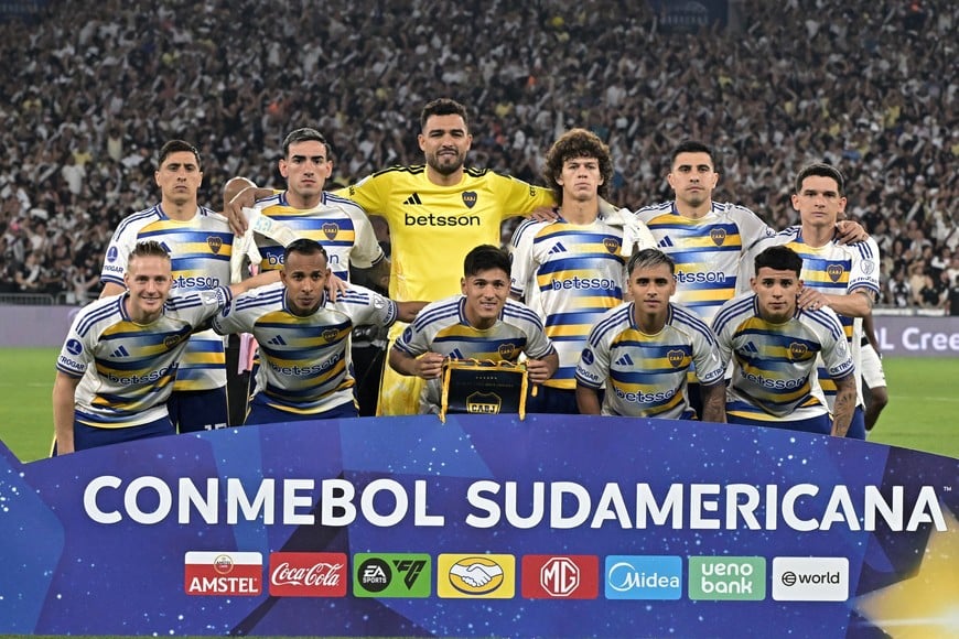 Soccer Football - Copa Sudamericana - Semi Final - Second Leg - Vasco da Gama v Boca Juniors - Estadio Maracana, Rio de Janeiro, Brazil - October 20, 2026
Boca Juniors players pose for a team group photo before the match REUTERS/Thiago Ribeiro