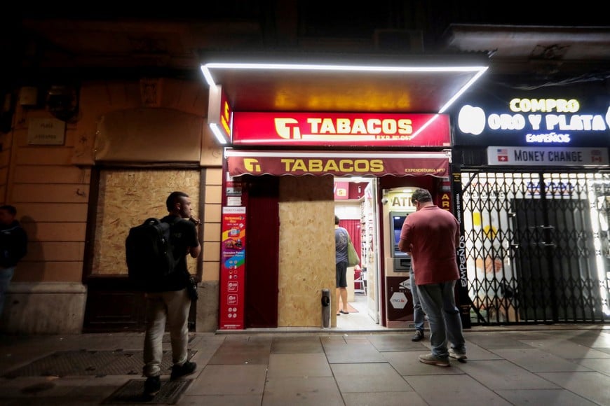 A tobacco shop is partially boarded up with wooden panels as a security precaution in Palma de Mallorca, Spain, October 30, 2026. Spanish authorities and local businesses prepare for possible looting and street disorder allegedly being coordinated through social media by local chapters of Blocus, whose leaders were detained on Friday. REUTERS/Francisco Ubilla