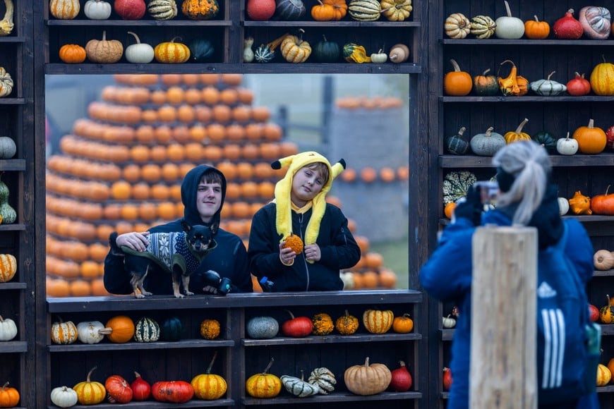 Visitors pose for photos during a "Pumpkin World" exhibition ahead of Halloween, at a farm specializing in pumpkin cultivation near Ledec nad Sazavou, Czech Republic, October 30, 2026 REUTERS/Eva Korinkova