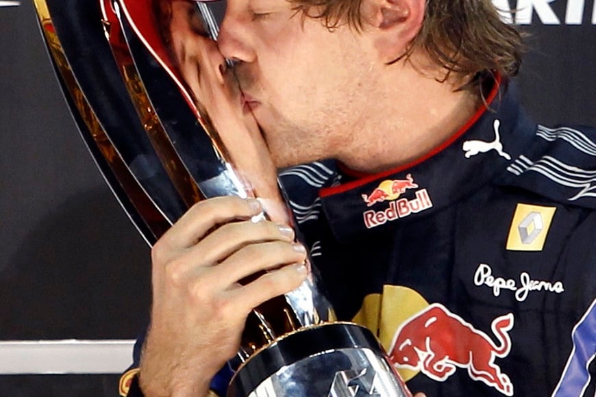 Red Bull Formula One driver Sebastian Vettel of Germany kisses the trophy after winning the Abu Dhabi F1 Grand Prix at Yas Marina circuit in Abu Dhabi November 14, 2010. Vettel became Formula One's youngest world champion on Sunday by winning the season-ending Abu Dhabi Grand Prix. REUTERS/Ahmed Jadallah (UNITED ARAB EMIRATES - Tags: SPORT MOTOR RACING IMAGES OF THE DAY) abu dhabi emiratos arabes sebastian vettel automovilismo formula1 gran premio abu dhabi automovilismo triunfo piloto formula1 aleman equipo red bull
