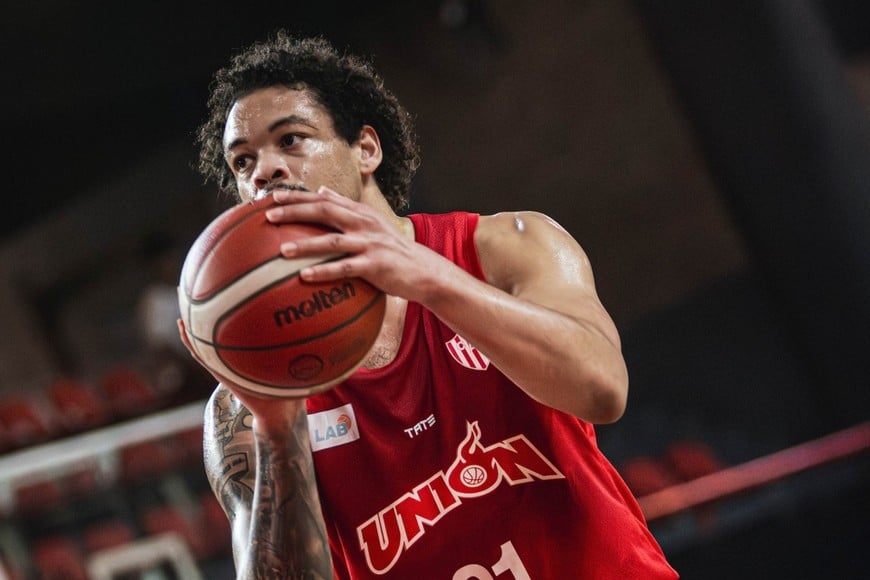 Kobe Julien fue la gran figura del Tatengue al completar una destacada actuación con 22 puntos y 11 rebotes.