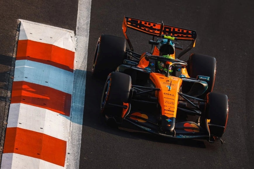 Lando Norris y George Russell escoltaron a Leclerc a muy escasa diferencia en los giros rápidos con neumáticos blandos.