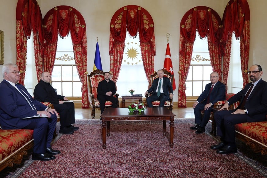 Turkish President Tayyip Erdogan, accompanied by Defence Minister Yasar Guler and intelligence chief Ibrahim Kalin, and Ukrainian President Volodymyr Zelenskiy, accompanied by Foreign Minister Andrii Sybiha and intelligence chief Rustem Umerov, meet in Istanbul, Turkey, October 31, 2026. Mustafa Kamaci/Turkish Presidential Press Office/Handout via REUTERS
THIS PICTURE WAS PROVIDED BY A THIRD PARTY. NO RESALES. NO ARCHIVES.