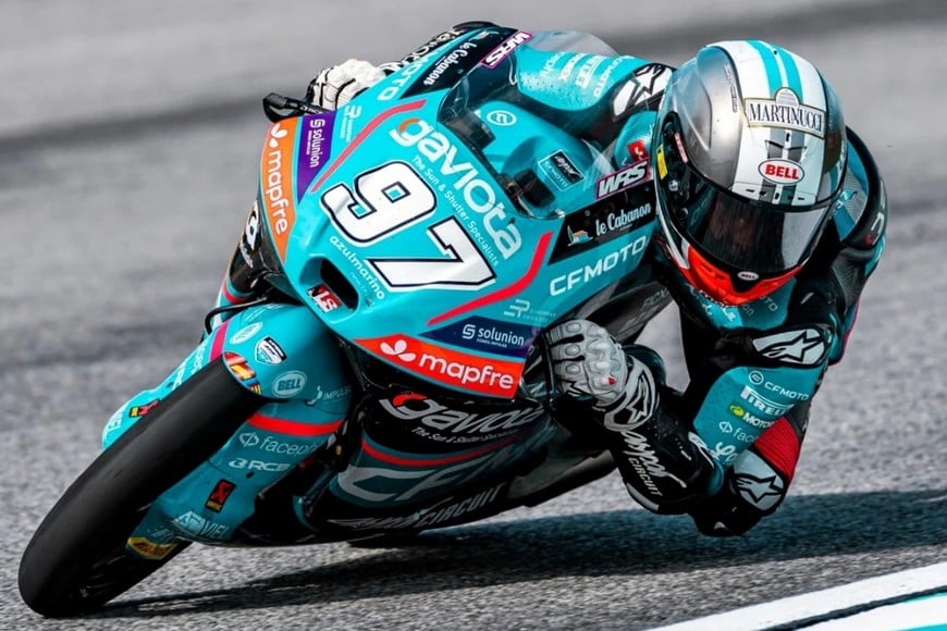Marco Morelli en plena curva sobre la CFMOTO #97 del Aspar Team en la categoría Moto3.