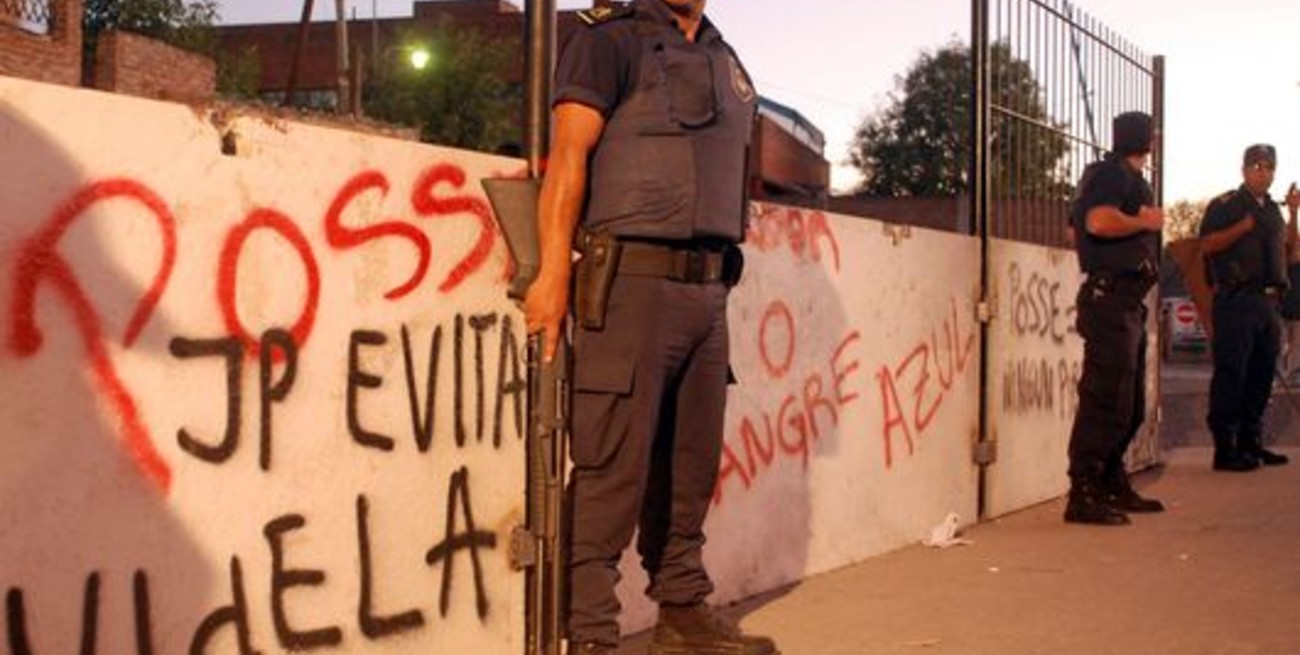 En San Fernando destruyen el muro que los separa de San Isidro