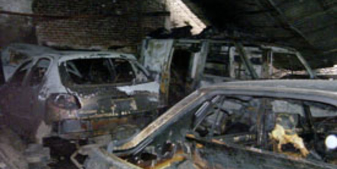 Autos quemados en María Selva