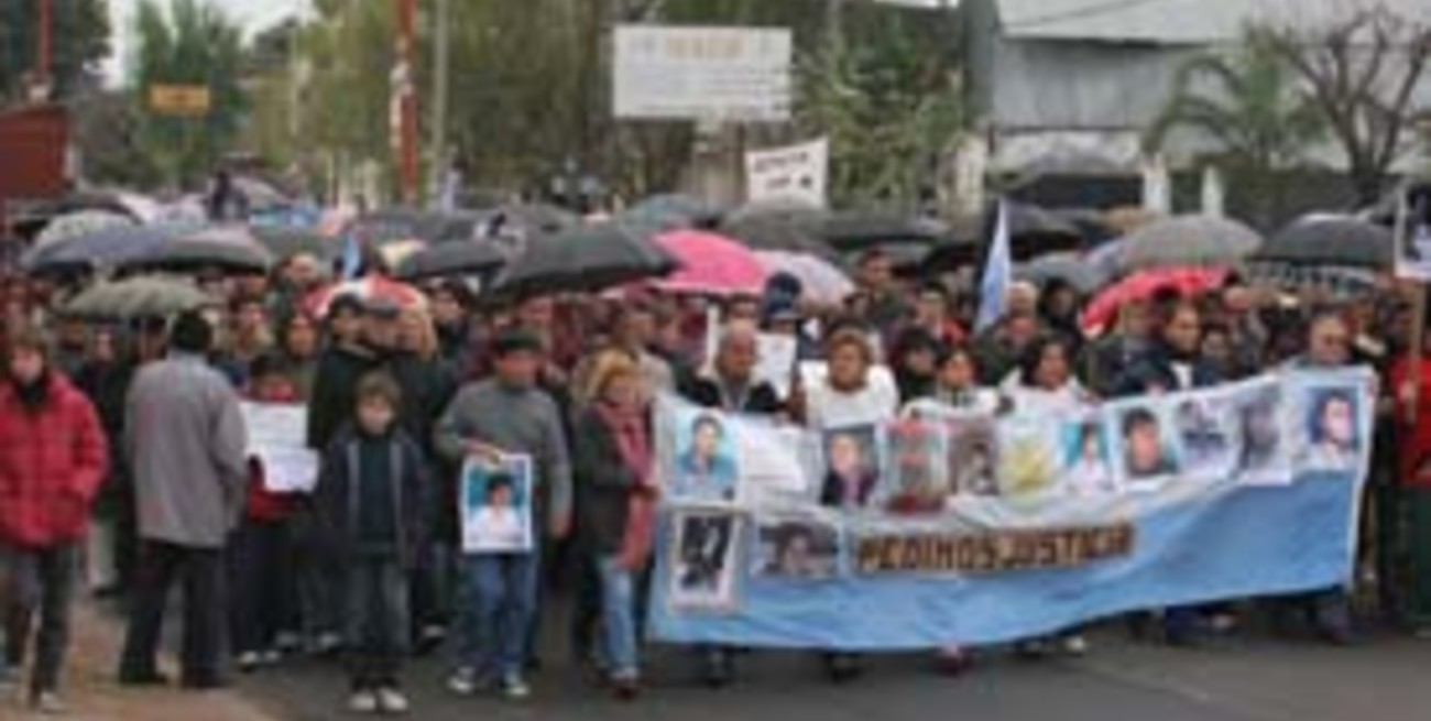 Bajo la lluvia y el frío, cientos de santafesinos marcharon por Laracca 