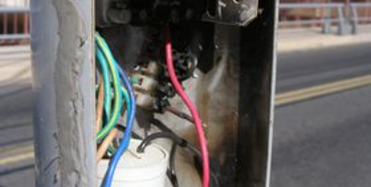 Puente Colgante: peligroso estado de las luminarias