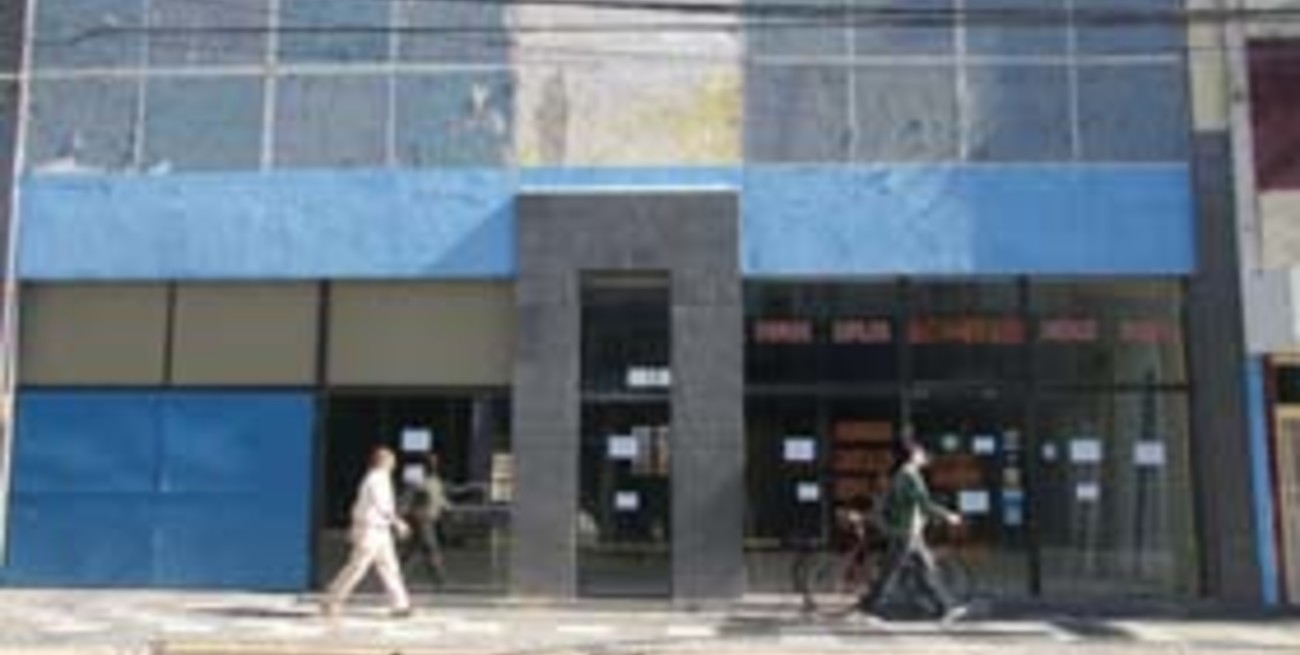 Intiman a vendedores ambulantes a desalojar el Parque Alberdi