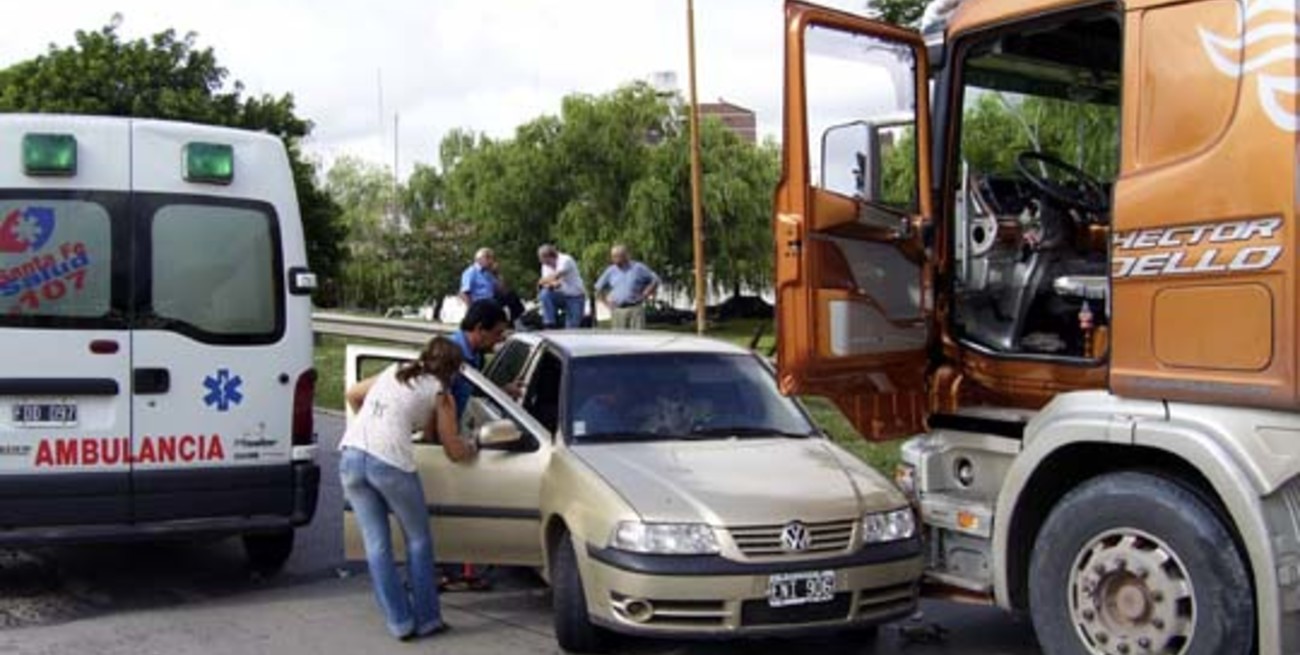 Chocaron dos camiones y un auto frente al puerto