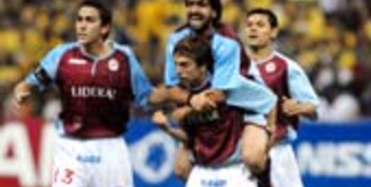 'El Arsenal' de Sarandi enmudeció el estadio Azteca