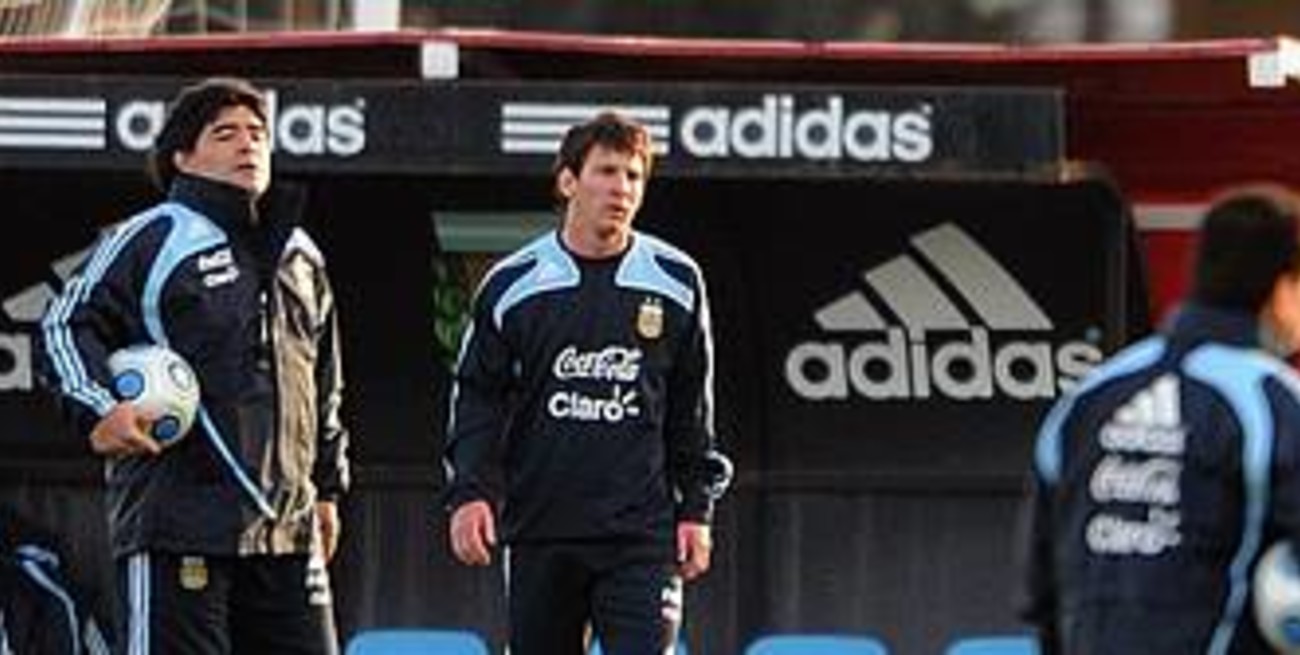 Diego pone tres atrás y tres adelante para jugar con Colombia