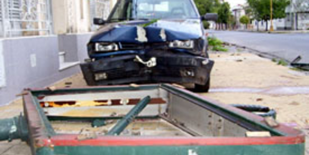 Contra un cartel publicitario