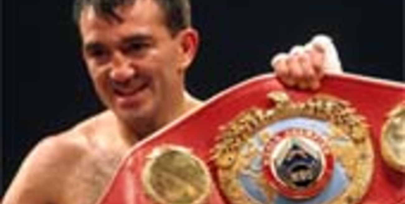 Omar Narváez retuvo la corona al ganar por KOT