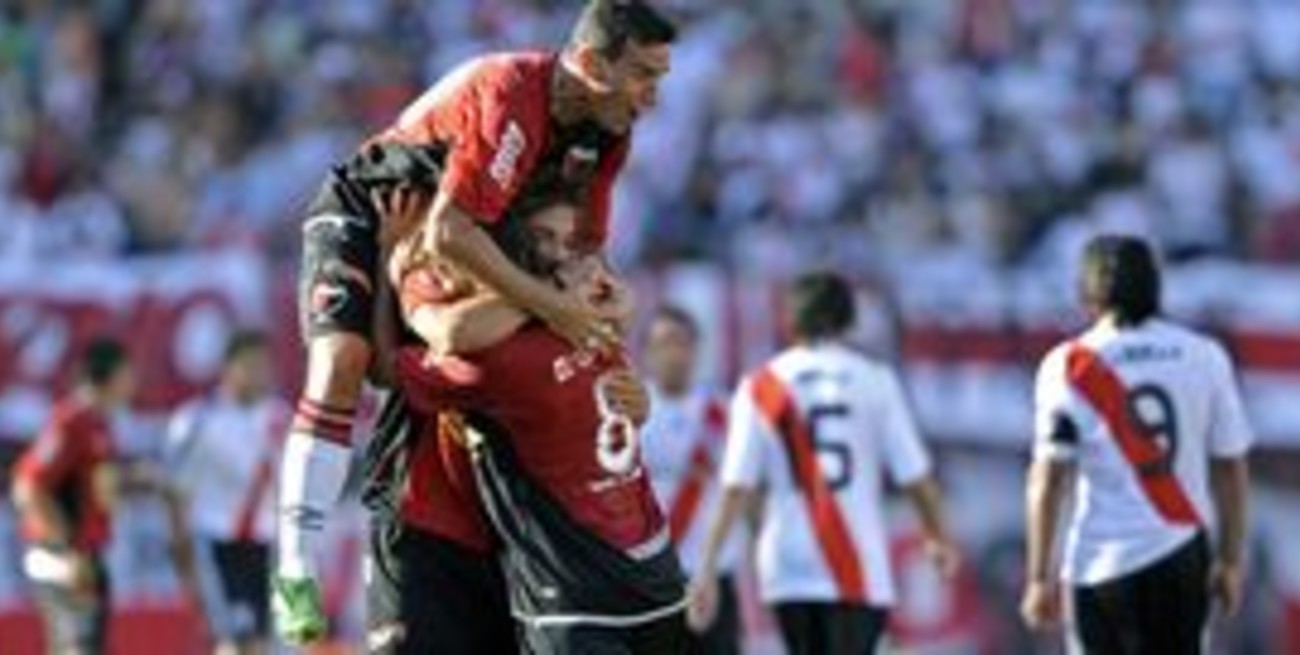 Colón arrancó el torneo con una hazaña en el Monumental