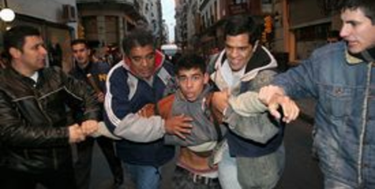 Manifestantes de Polo Obrero y Quebracho fueron desalojados por la fuerza de Plaza de Mayo