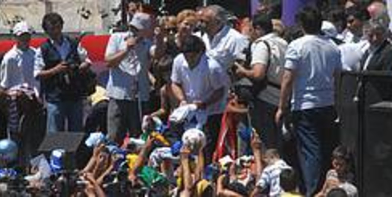 Diego Maradona volvió a Villa Fiorito y convulsionó el barrio