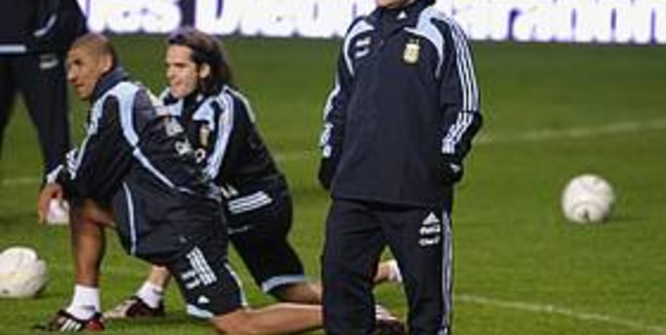 Maradona condujo su primer entrenamiento al frente de la selección