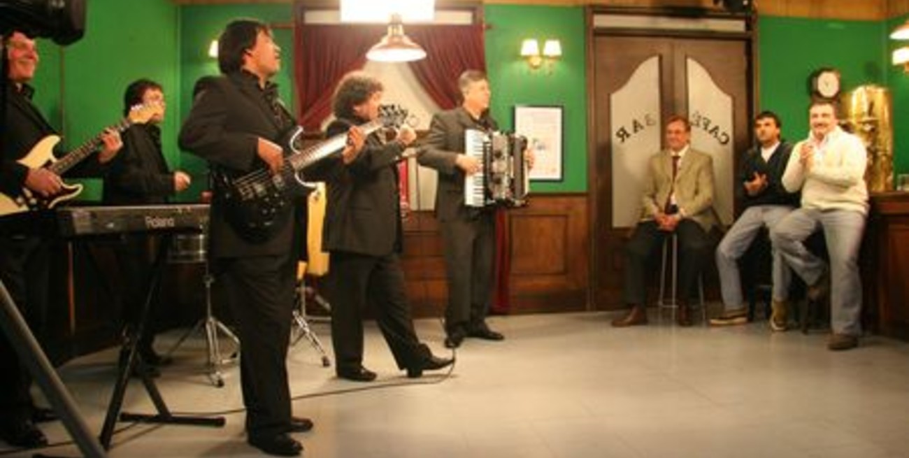 Los Palmeras presentaron el tema "El Bichi Gol" en Café con Fútbol