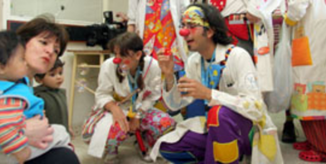 Payasos voluntarios llenaron de sonrisas las salas del Iturraspe