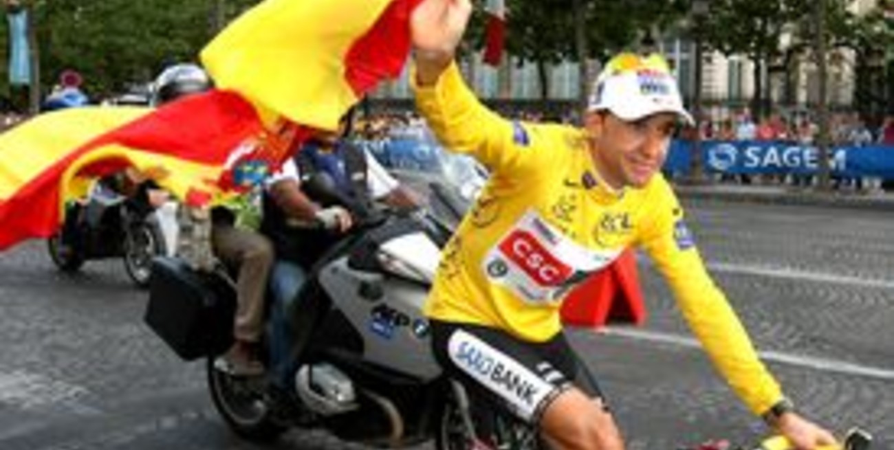 El español Carlos Sastre se quedó con el Tour de Francia