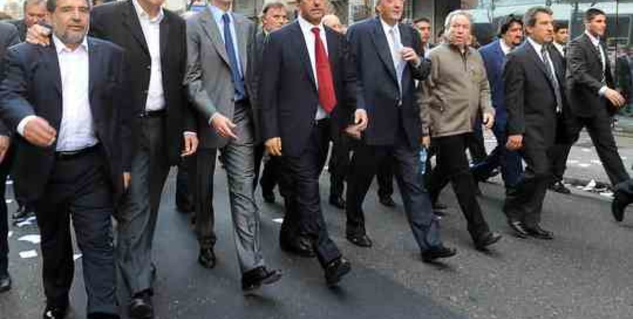 Néstor Kirchner pidió que cesen "los comandos civiles, los cortes de ruta y el desabastecimiento"