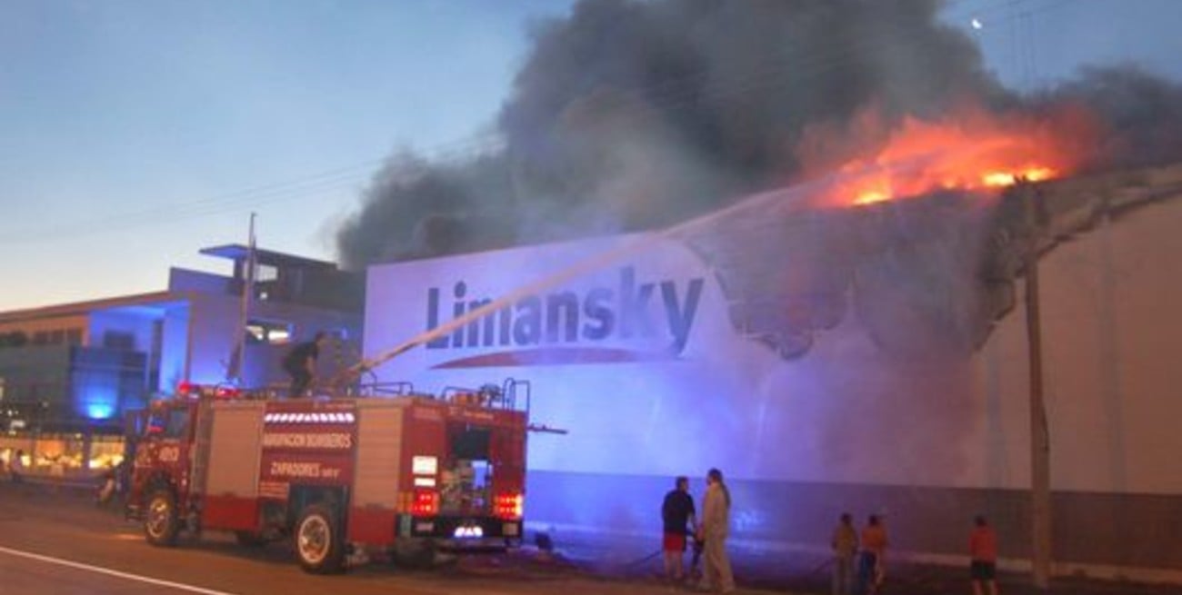 Incendio destruyó parte una fábrica de colchones 