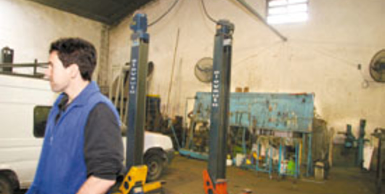 Robaron un taller mecánico y se llevaron un automóvil