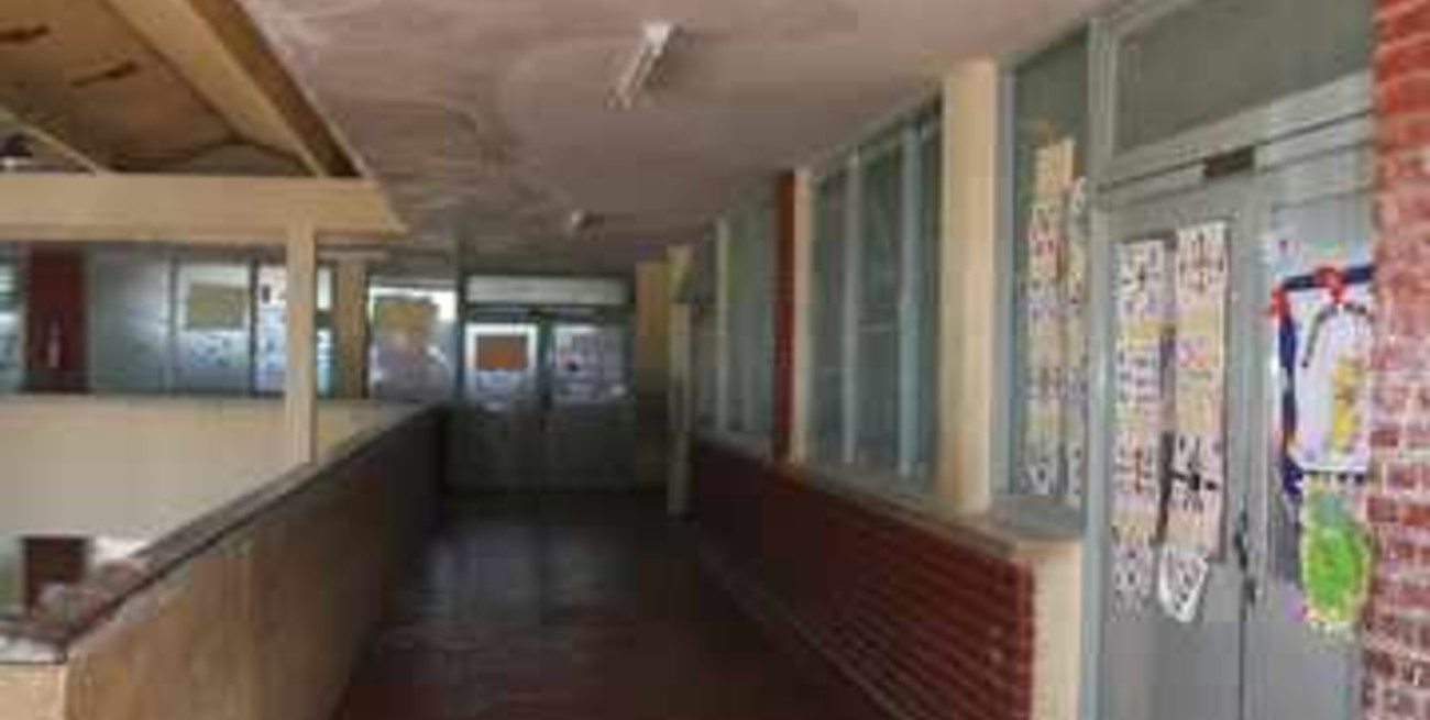 La Ballarini, sin clases por caída del cielorraso